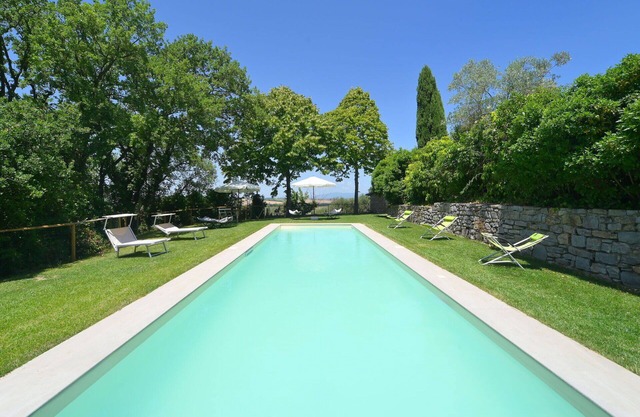 Stunning private villa with WIFI, private pool, hot tub, TV, balcony, pets allowed and parking