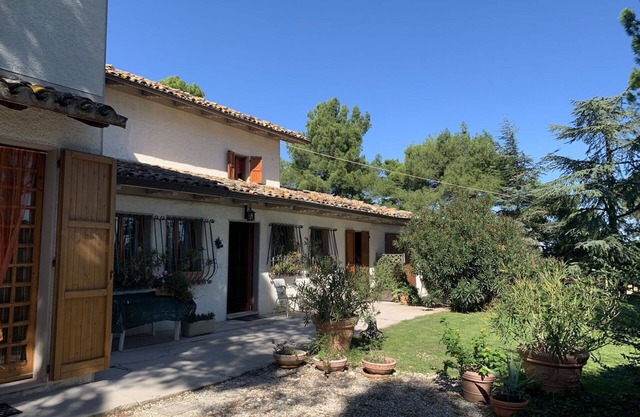 Stunning private villa for 8 guests with WIFI, TV, pets allowed, panoramic view and parking