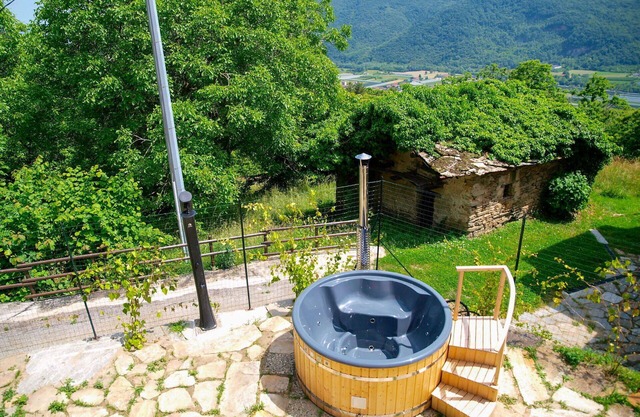 Stunning private villa with hot tub, WIFI, TV, patio, pets allowed, panoramic view and parking