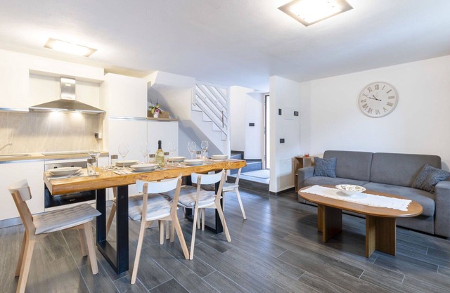 Stunning private villa for 6 guests with WIFI, TV, patio, pets allowed and parking
