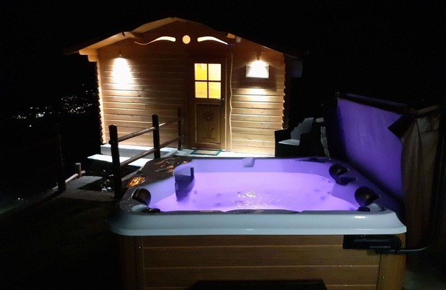 Stunning private villa for 4 people with hot tub, TV, patio, pets allowed and parking