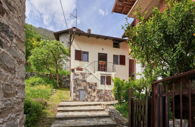 Stunning private villa for 3 guests with WIFI, patio, pets allowed and parking