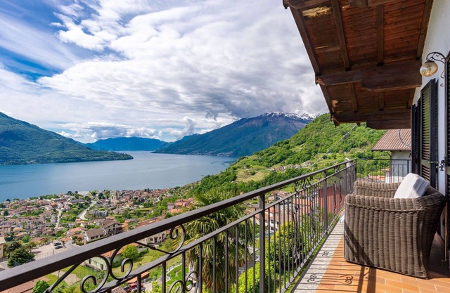 Stunning private villa for 12 guests with WIFI, TV, patio and parking