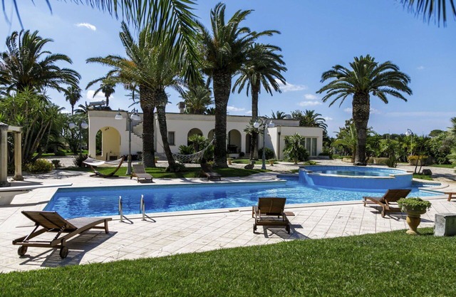Stunning private villa with hot tub, private pool, A/C, WIFI, TV, patio, pets allowed and parking