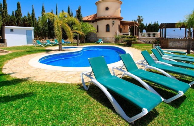 Stunning private villa with hot tub, WIFI, A/C, private pool, TV, terrace, pets allowed and park...