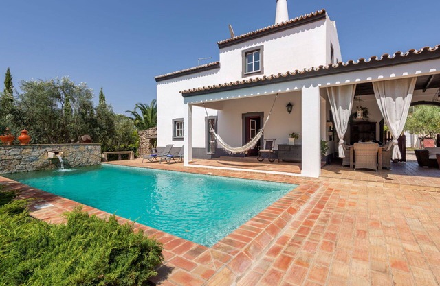 Stunning private villa for 6 guests with private pool, WIFI, TV, terrace and parking