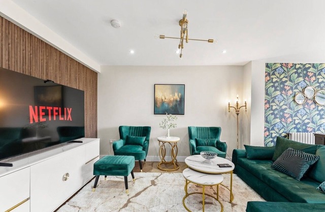 Stunning Retreat | 5-Bed House + Garden in Staines