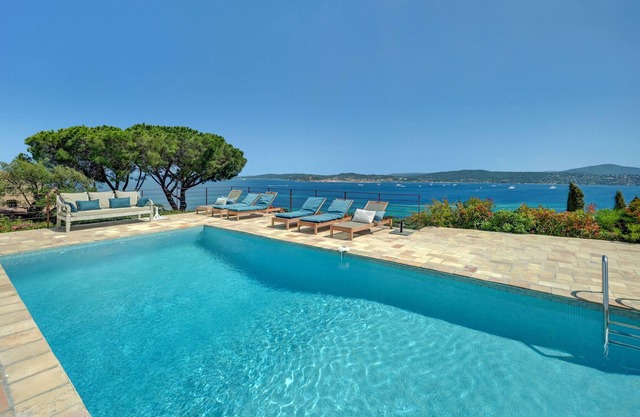 STUNNING RENOVATED FAMILY HOUSE, 180° PANORAMIC SEA VIEW, HEATED SWIMMING POOL