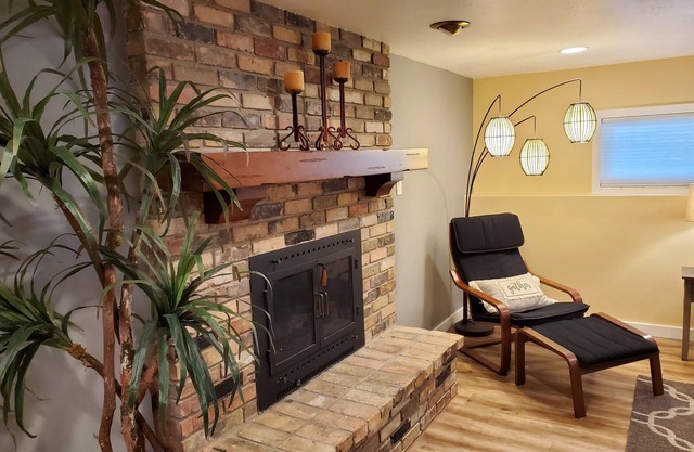 Stunning Retreat & Mountain Views from Hot Tub! Five min to base of ski canyons!