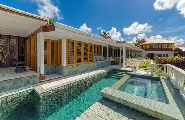 Stunning Retreat with Pool and Sunset Views - Northlight (3 bed)