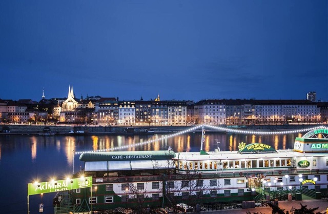 Stunning river-view apartment in Naplavka Smichov, sleeps 11, perfect for exploring Prague!