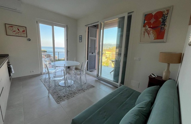Stunning sea view! 2-bedroom apartment, 5 minutes walking to the beach, AC, pool