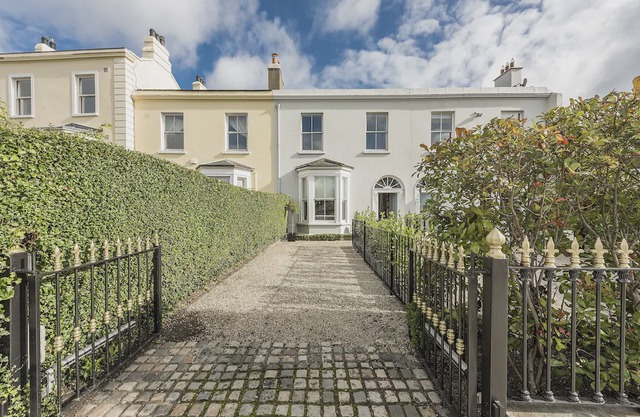 Stunning Seaview Home "Clontarf by The Sea"-3.5 miles from the city centre