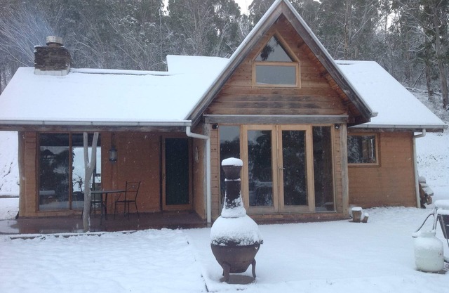 Stunning, self contained 2 bedroom mud brick cottage close to Mt Hotham!