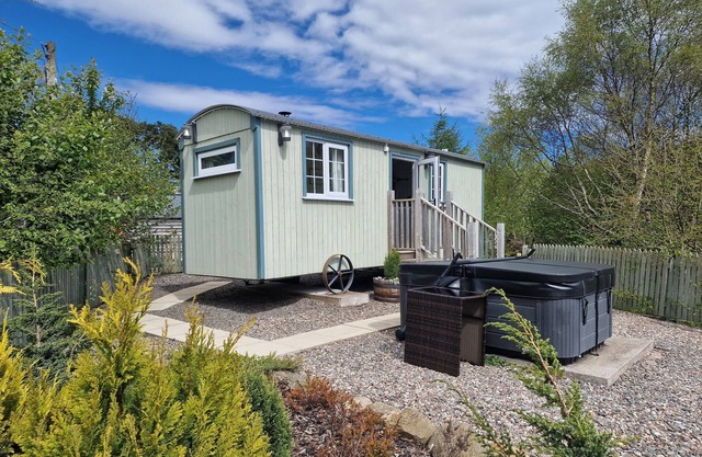 Stunning Shepherds Hut with hot tub in secluded location overlooking mountains
