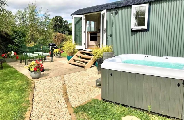 STUNNING SHEPHERDS HUT WITH HOT TUB IN BEAUTIFUL RURAL CHESHIRE, NEAR NANTWICH