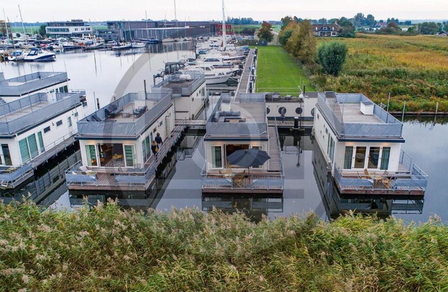 Stunning Ship In Aalsmeer With Kitchen