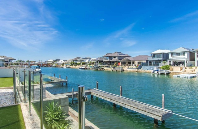 Stunning, spacious 4 BR holiday home on the canal with private boat jetty