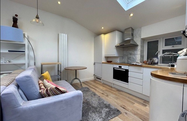 Stunning, Spacious 5 Bed House w/Parking