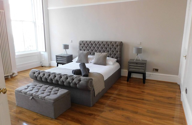 Stunning, spacious 3 bedroom flat in the Heart of Finnieston, private parking, c