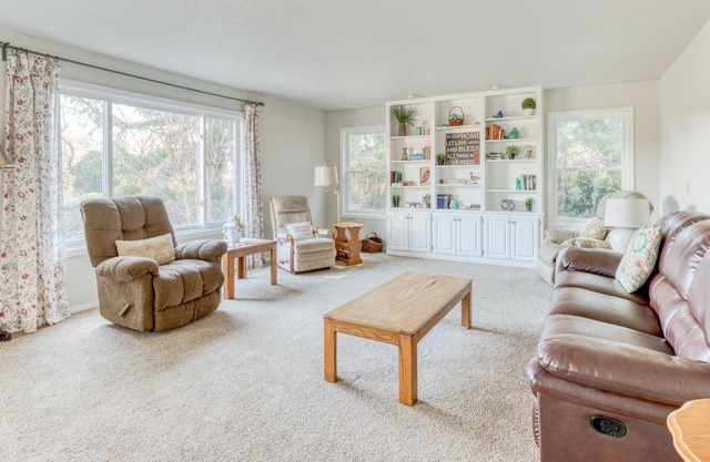 Stunning & spacious home on 20 acres with Mt. Hood Views