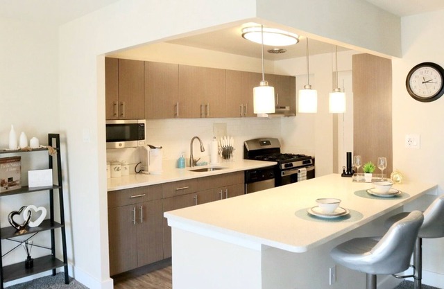 Stunning Spacious 2bd Apt w/ King Bed - Downtown/5 Min To DC/Free Garage Parking