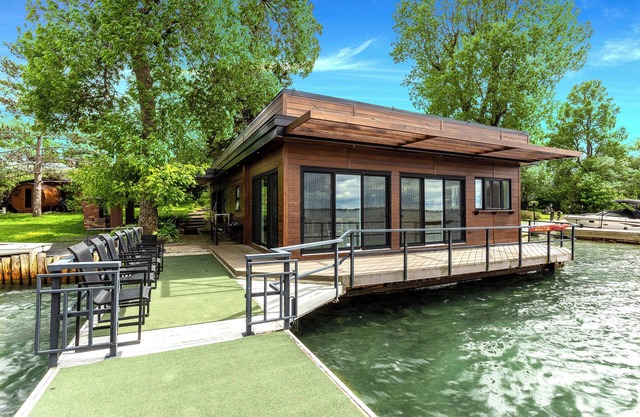 Stunning stilted cottage on crystal clear St-Lawrence River, 1 hr from Montreal