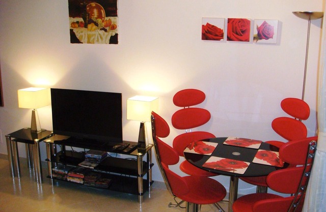 Stunning studio holiday apartment for 2/3 on resort, close to beach with 2 pools