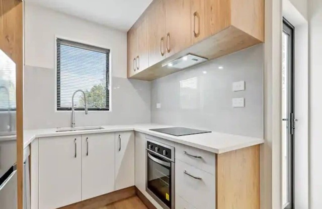 Stunning Three Bedroom Townhouse with Free Parking