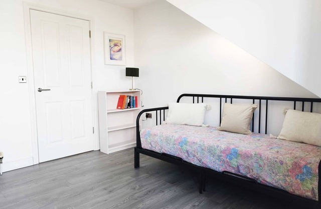 Stunning Top Floor 1-Bed Apartment, Belfast City Centre