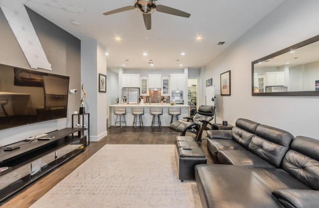 Stunning Townhome Near Uptown