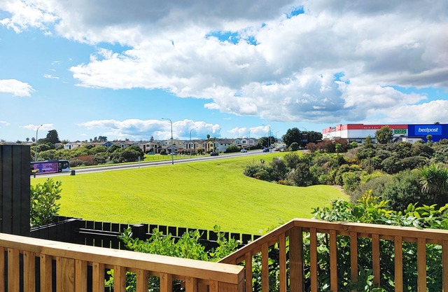 Stunning Townhouse with View - Walking to Botany Town Center