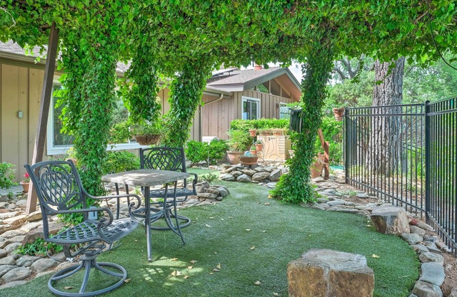 Stunning 'Treetop Villa' - 1 Mi to Dtwn Mariposa!