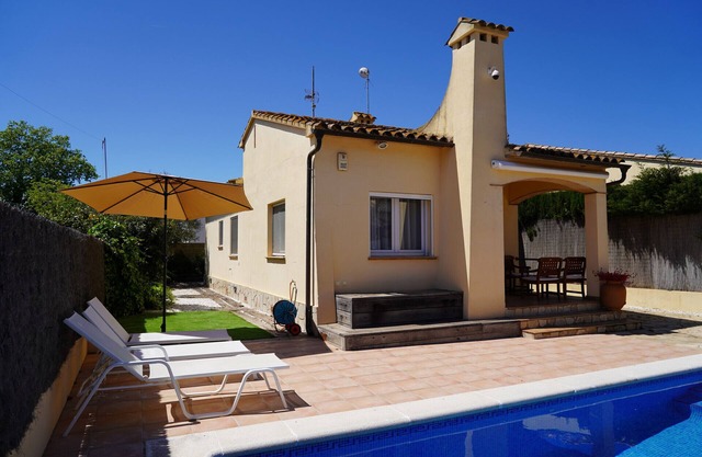 Stunning villa near the beach of Sant Pere Pescador