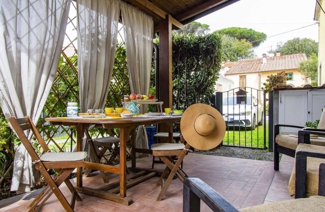 Stunning villa for 6 guests with A/C, WIFI, TV, patio, pets allowed and parking