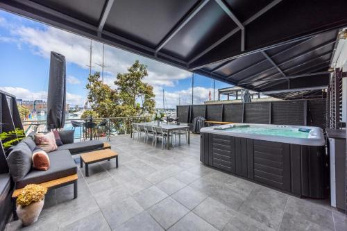 Stunning Viaduct Apartment w Harbour views, Spa Pool and FREE Parking