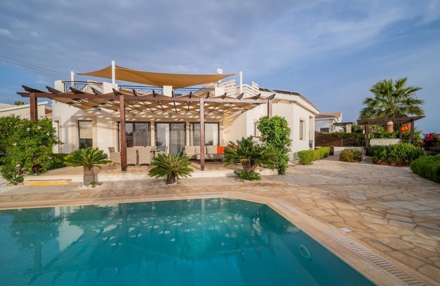 Stunning views in villa w/hot tub, pool, garden