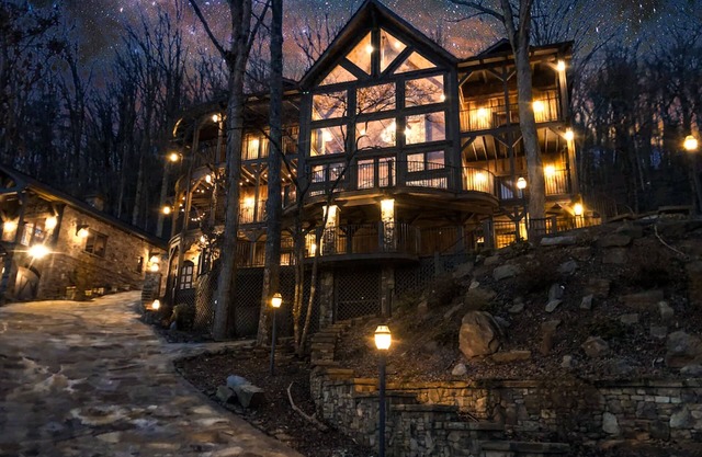 Stunning views! Luxury Mountain Retreat. Main lodge PLUS separate guest house.