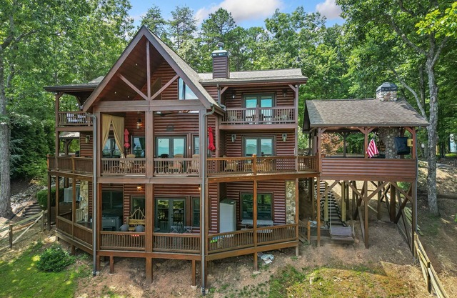 Stunning Views, Sleeps 10. Hot Tub. Book now to enjoy our Fabulous Fall!