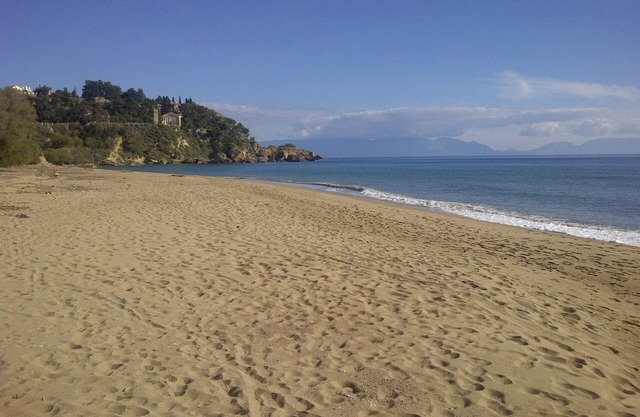 Stunning views, spacious detached house on beach, 15 mins walk to harbour