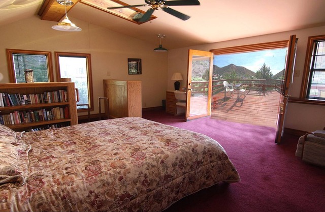 Stunning views, steps to Main Street. Family and pet-friendly. Wi-fi and parking
