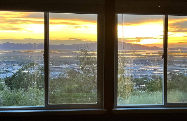 Stunning Views Spacious Lux Property convenient to Downtown Airport