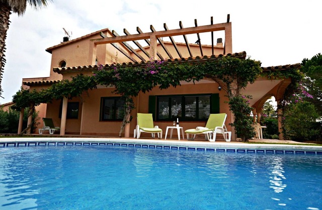 Stunning Villa in Sant Pere Pescador: Pool, A/C, BBQ, Piano, Sleeps 10