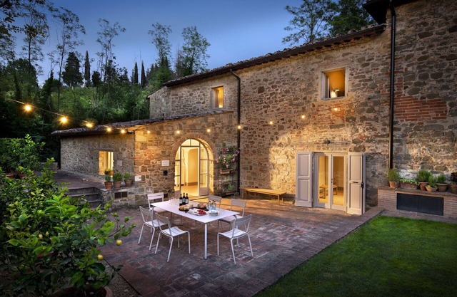 Stunning villa for 18 people with private pool, WIFI, A/C, TV and parking