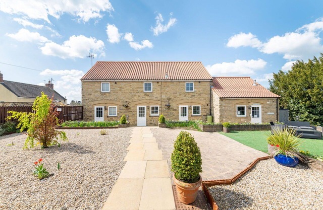 Stunning villa for 4 guests with hot tub, WIFI, pool, terrace and parking