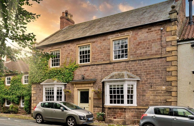 Stunning villa for 14 guests with WIFI, hot tub, TV, pets allowed and parking