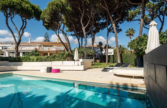 Stunning villa for 10 guests with WIFI, A/C, private pool and patio