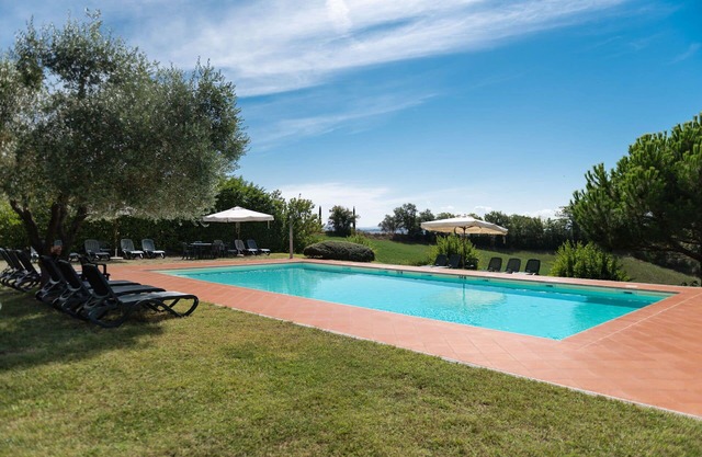 Stunning villa for 10 people with pool, WIFI, TV, pets allowed and parking