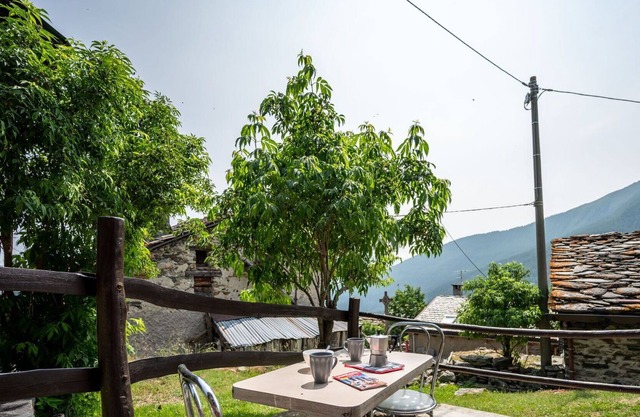 Stunning villa for 4 guests with TV, terrace and parking