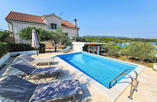 Stunning villa for 5 people with A/C, WIFI, private pool, TV, terrace and parking